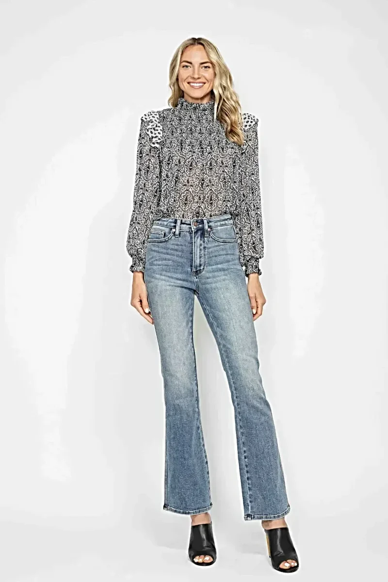 Judy Blue Plus Size jeans met buikcorrectie, geborduurde achterzakken en bootcut model.