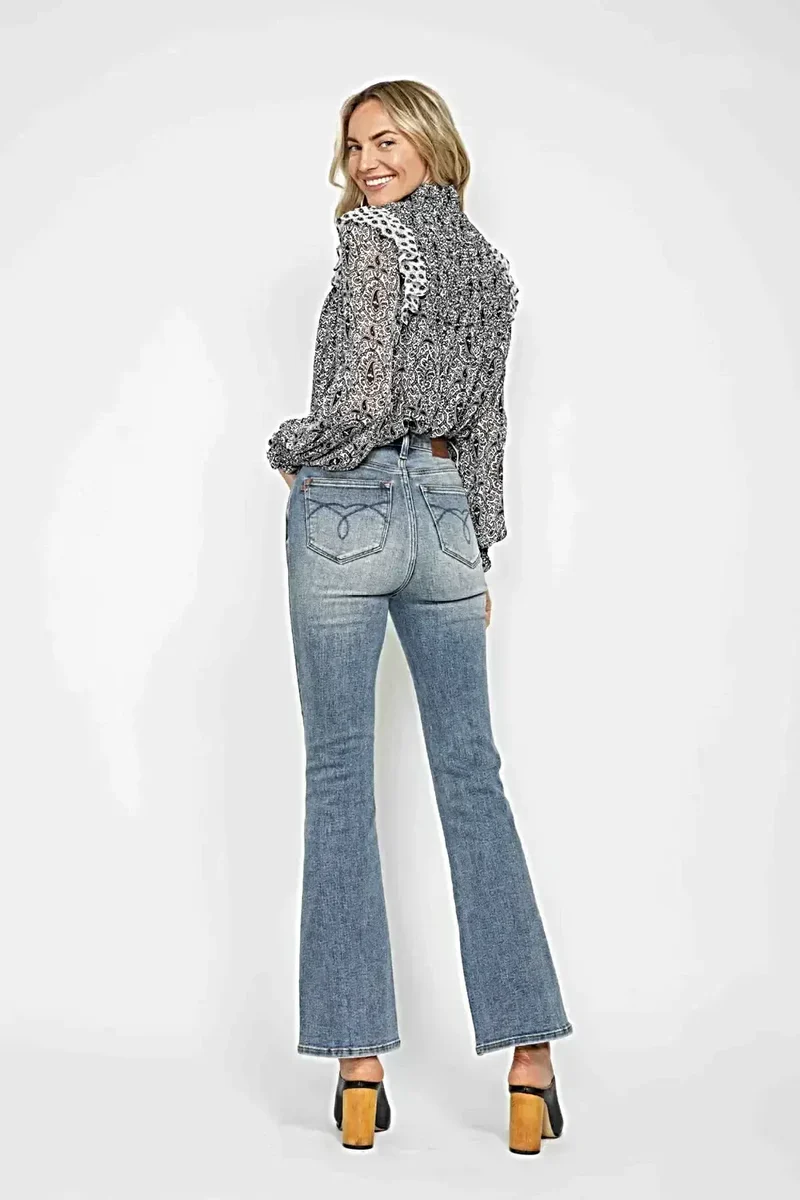 Judy Blue Plus Size jeans met buikcorrectie, geborduurde achterzakken en bootcut model.