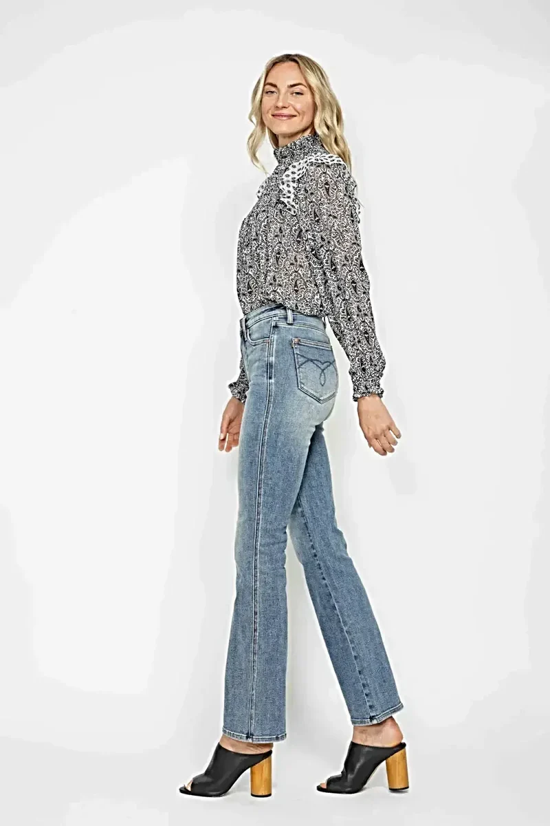 Judy Blue Plus Size jeans met buikcorrectie, geborduurde achterzakken en bootcut model.