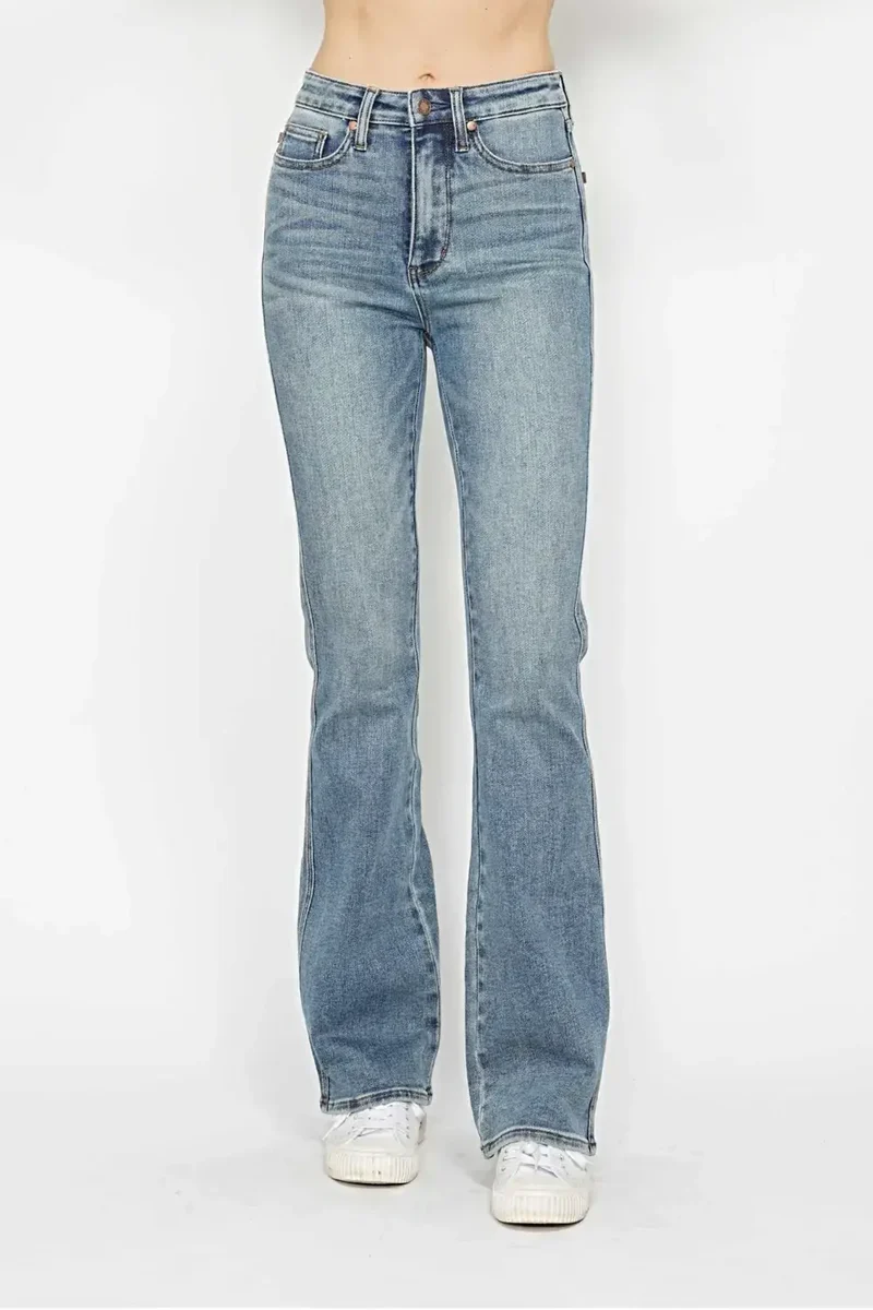 Judy Blue Plus Size jeans met buikcorrectie, geborduurde achterzakken en bootcut model.