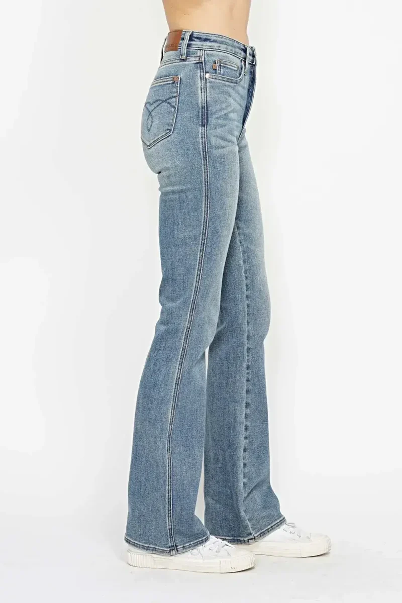 Judy Blue Plus Size jeans met buikcorrectie, geborduurde achterzakken en bootcut model.
