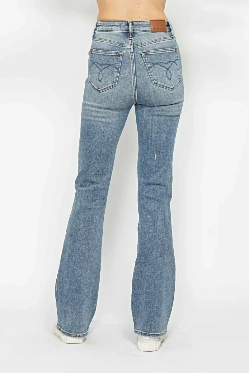 Judy Blue Plus Size jeans met buikcorrectie, geborduurde achterzakken en bootcut model.