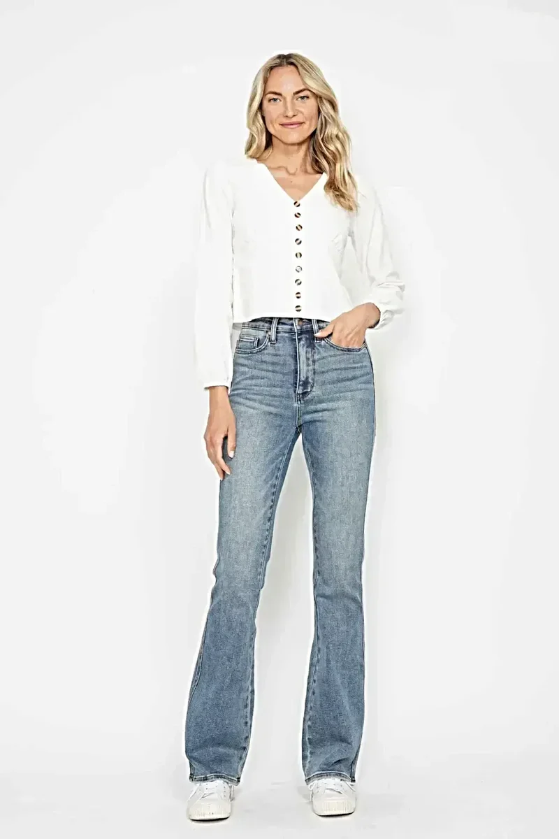 Judy Blue Plus Size jeans met buikcorrectie, geborduurde achterzakken en bootcut model.