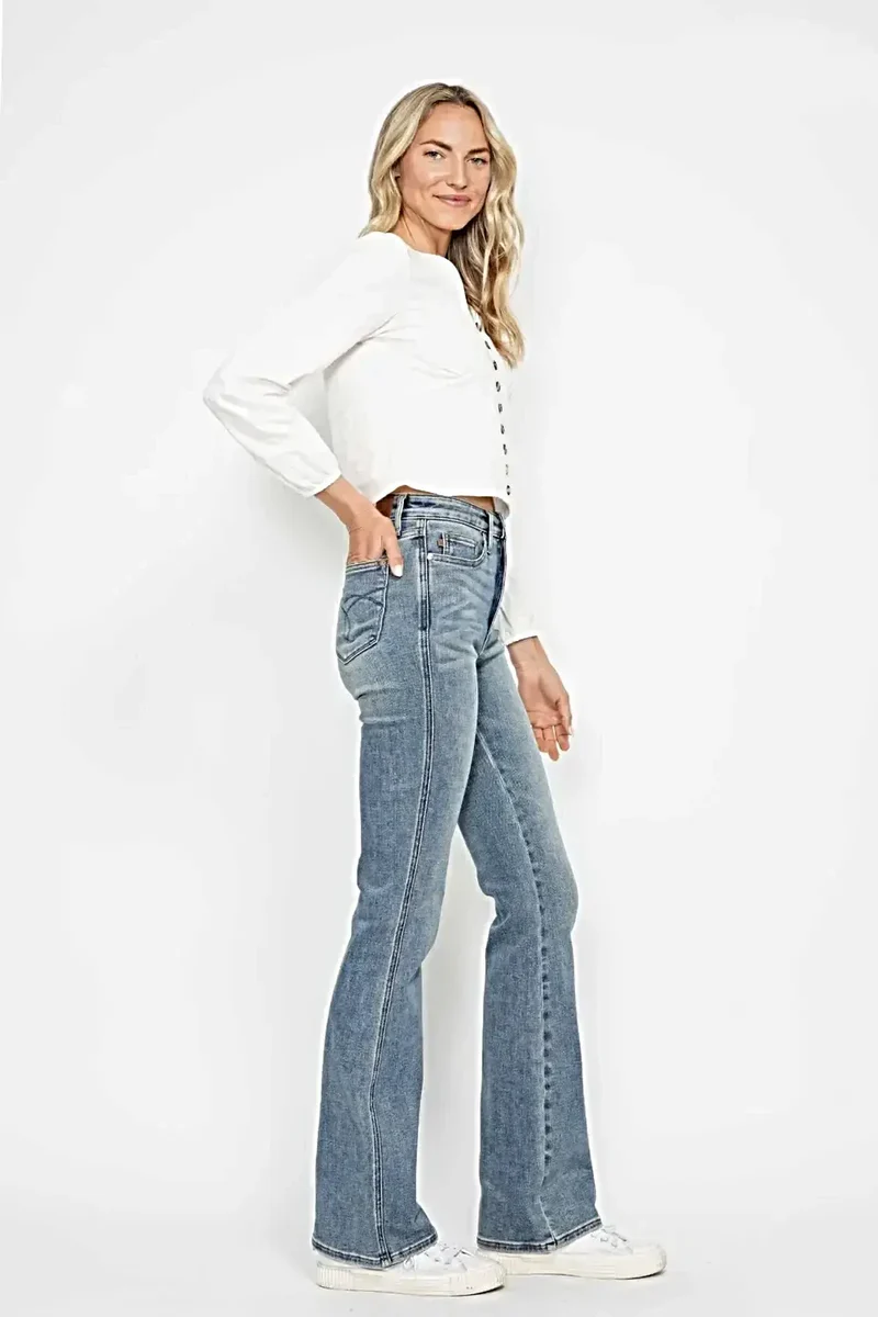 Judy Blue Plus Size jeans met buikcorrectie, geborduurde achterzakken en bootcut model.