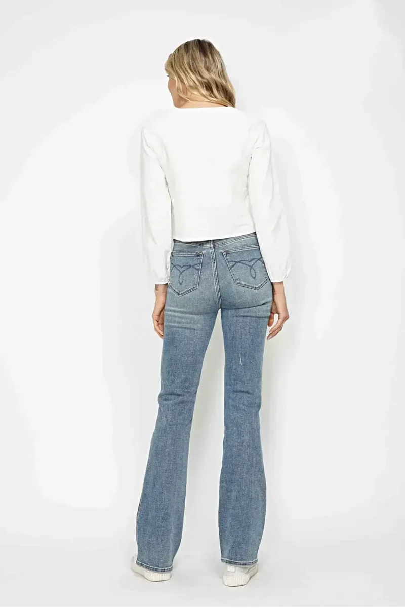 Judy Blue Plus Size jeans met buikcorrectie, geborduurde achterzakken en bootcut model.