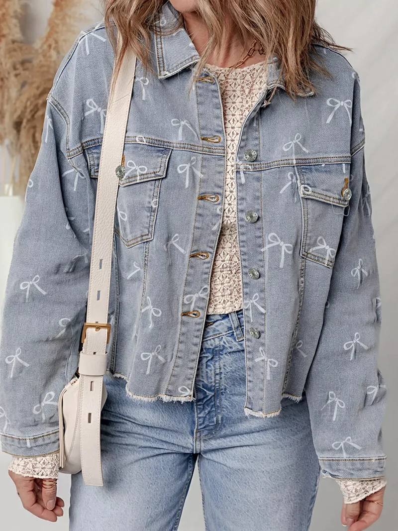 Lichtblauwe denim jas met strikprint en rafelige zoom, met zakken met knoopsluiting.