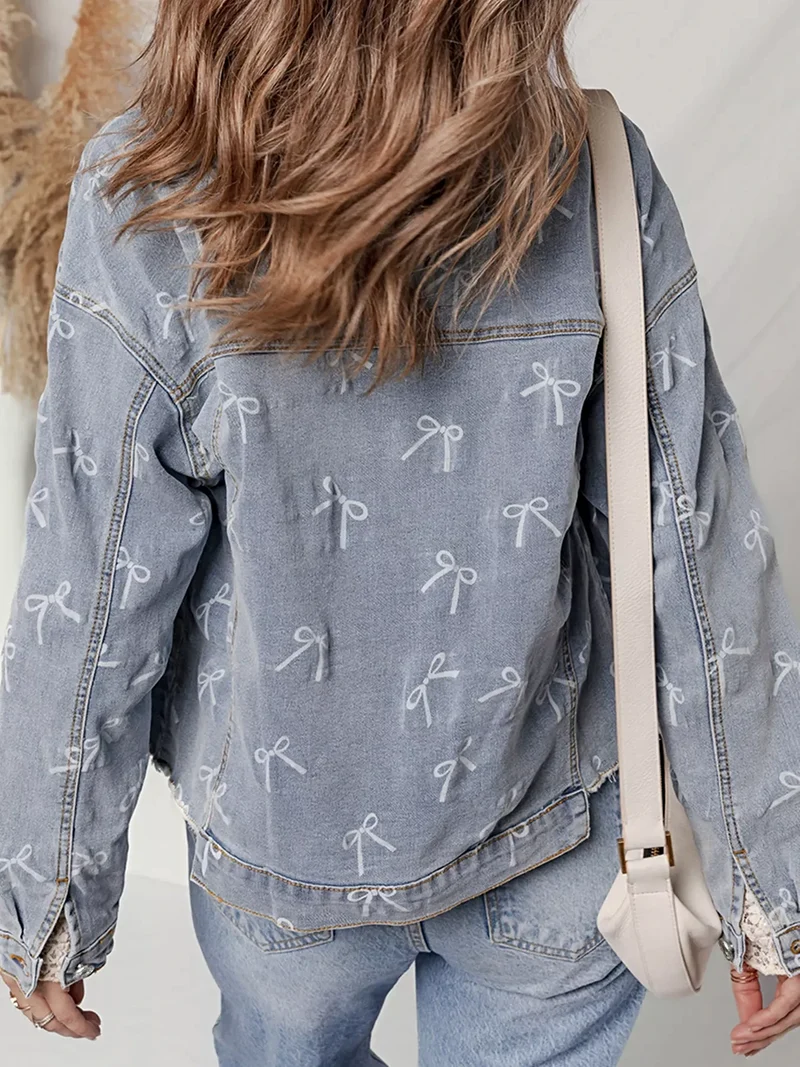 Lichtblauwe denim jas met strikprint en rafelige zoom, met zakken met knoopsluiting.