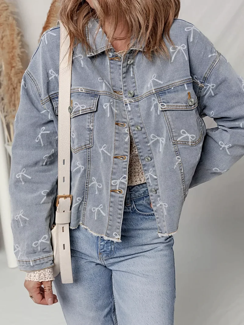 Lichtblauwe denim jas met strikprint en rafelige zoom, met zakken met knoopsluiting.