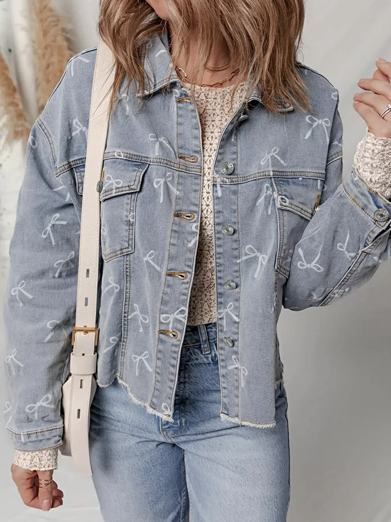 Lichtblauwe denim jas met strikprint en rafelige zoom, met zakken met knoopsluiting.