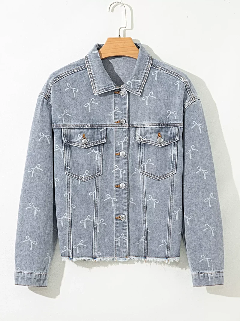 Lichtblauwe denim jas met strikprint en rafelige zoom, met zakken met knoopsluiting.