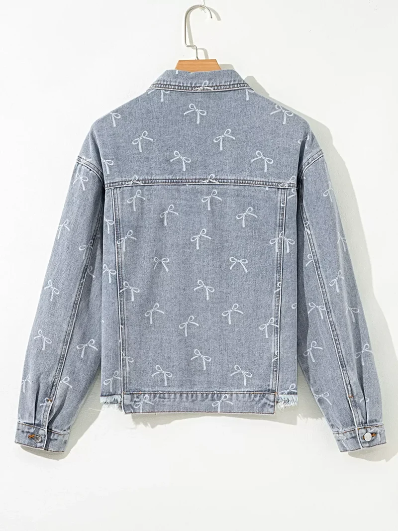 Lichtblauwe denim jas met strikprint en rafelige zoom, met zakken met knoopsluiting.