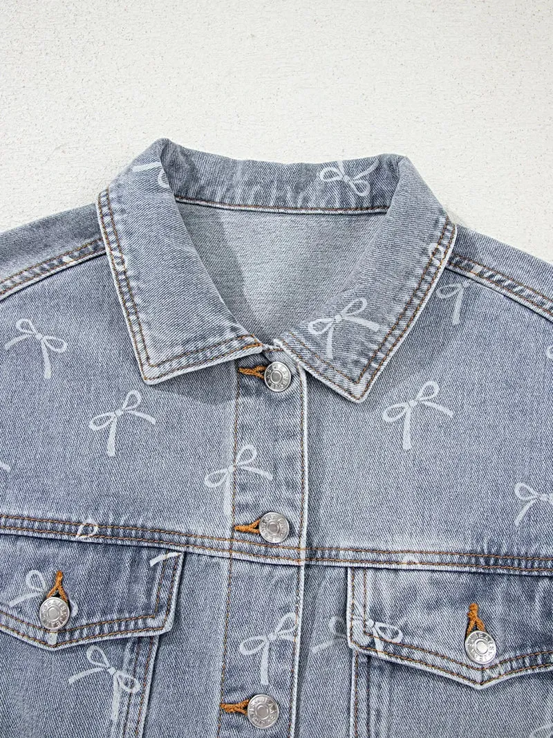 Lichtblauwe denim jas met strikprint en rafelige zoom, met zakken met knoopsluiting.