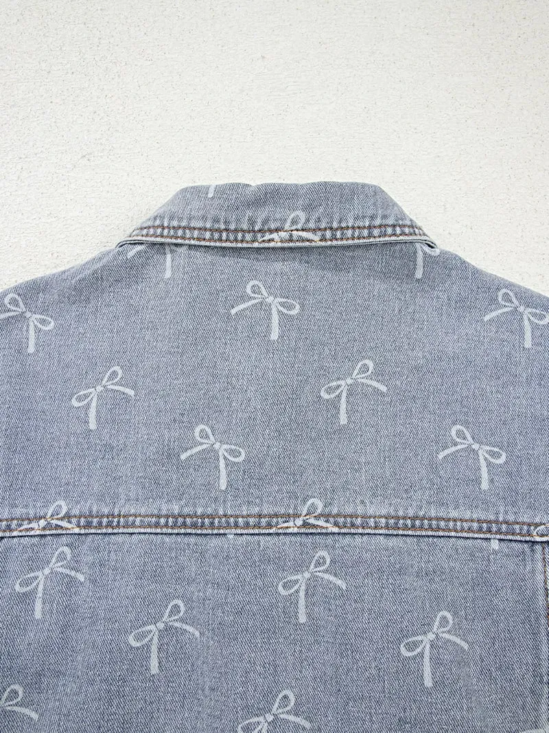 Lichtblauwe denim jas met strikprint en rafelige zoom, met zakken met knoopsluiting.