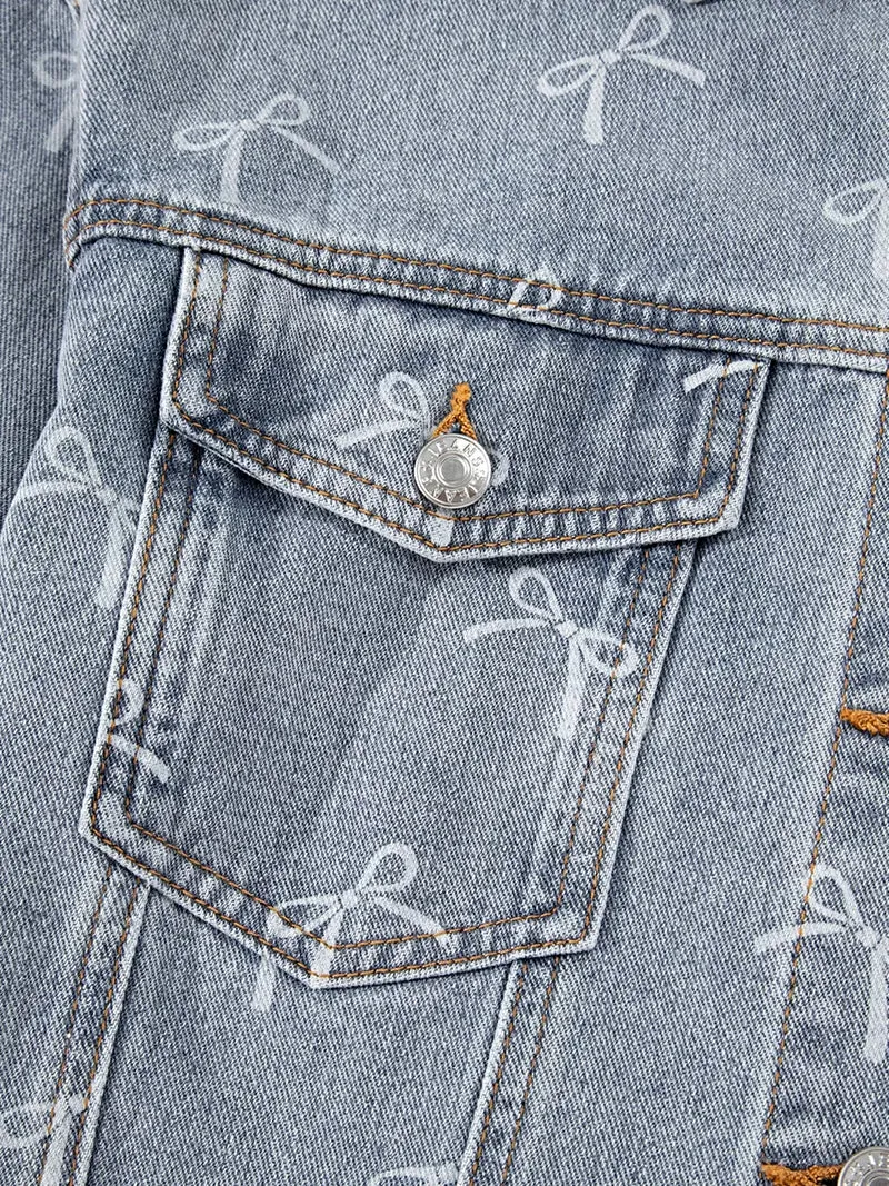 Lichtblauwe denim jas met strikprint en rafelige zoom, met zakken met knoopsluiting.