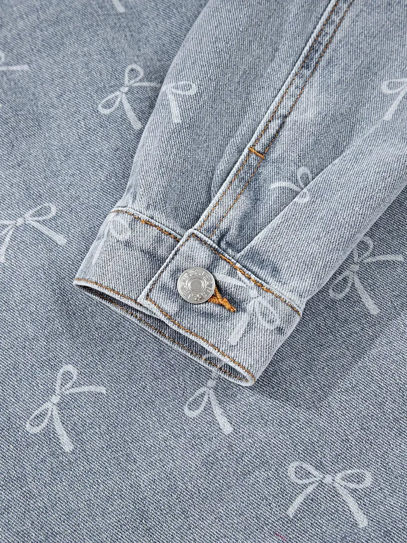 Lichtblauwe denim jas met strikprint en rafelige zoom, met zakken met knoopsluiting.