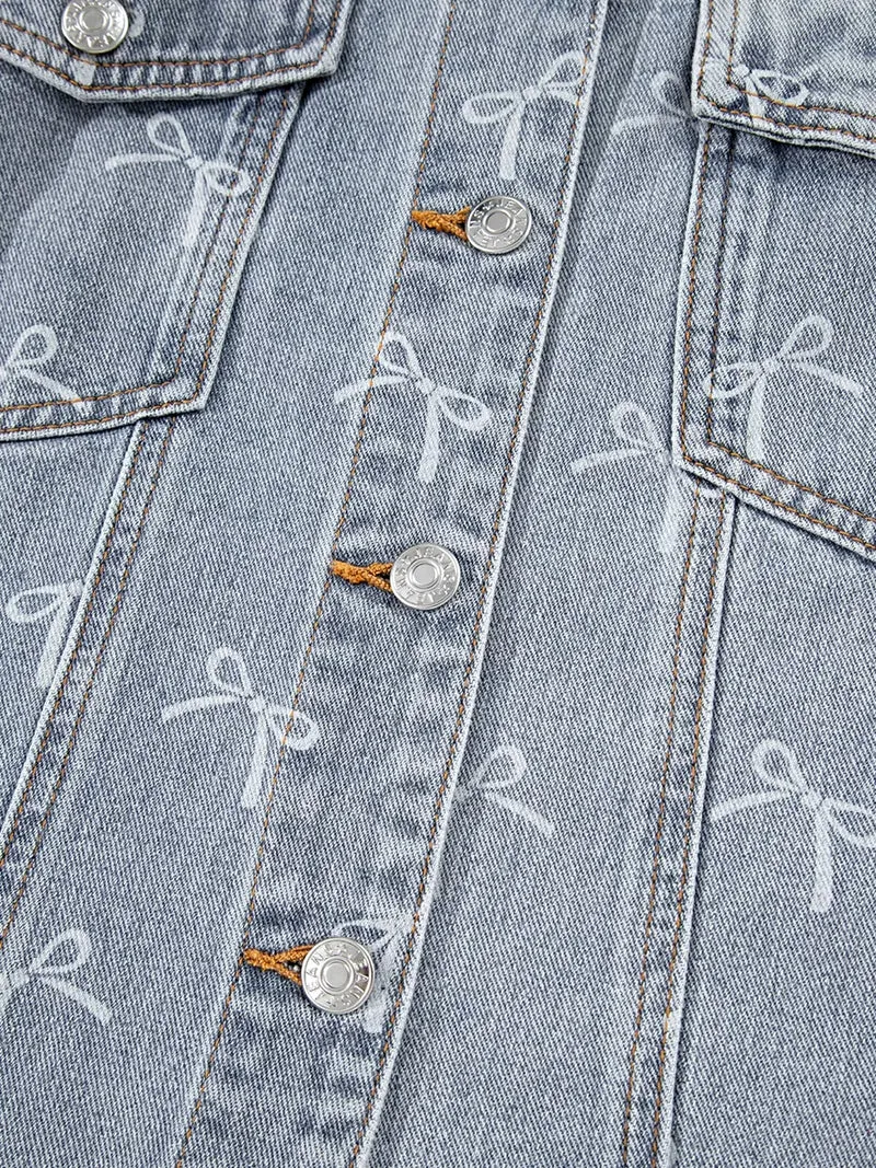 Lichtblauwe denim jas met strikprint en rafelige zoom, met zakken met knoopsluiting.