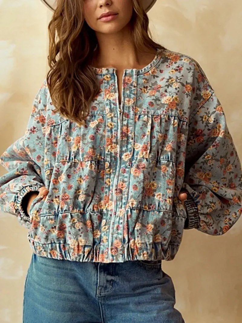 Spijkerjasje met bloemenprint - Kort model met rits en zakken voor een chique look