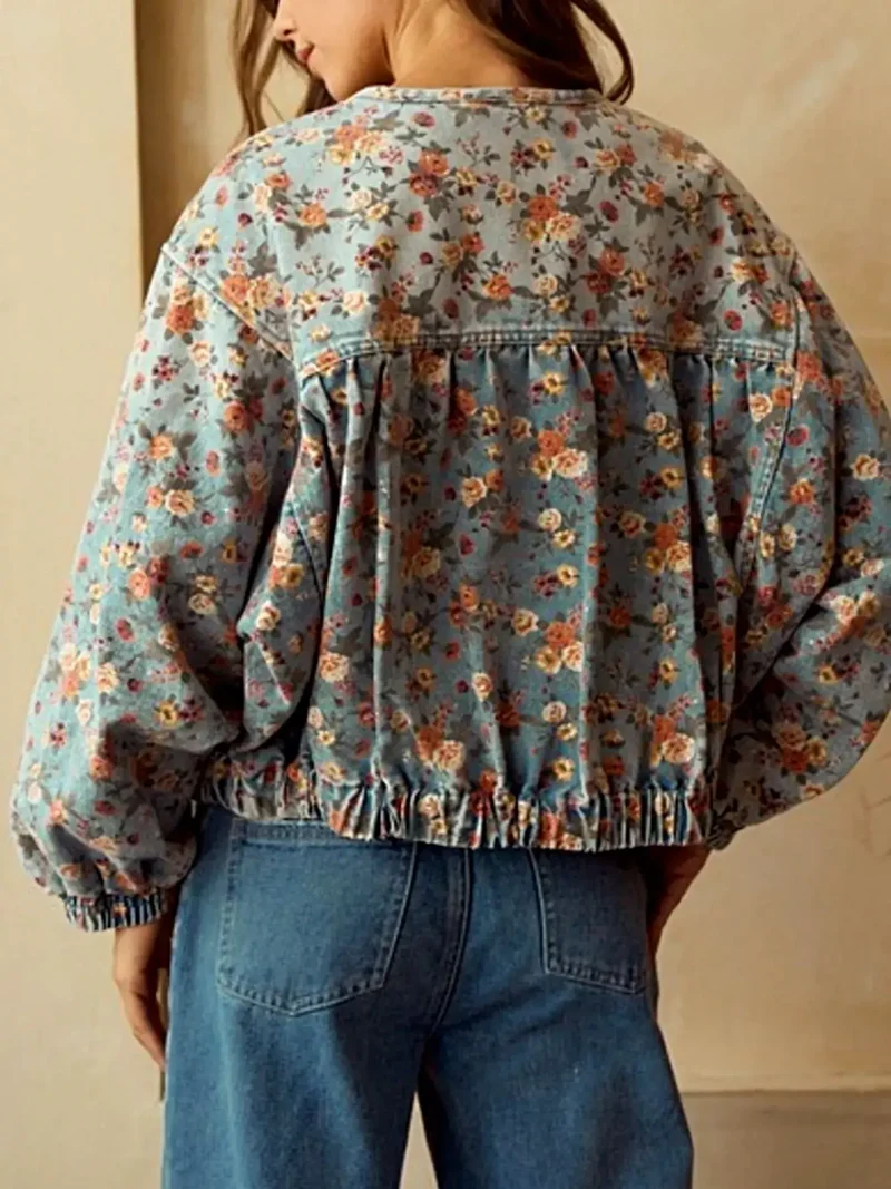 Spijkerjasje met bloemenprint - Kort model met rits en zakken voor een chique look