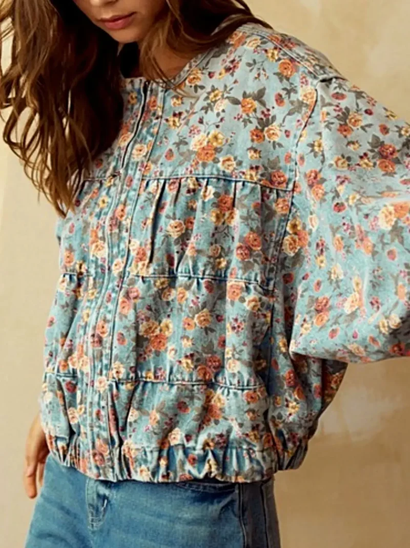 Spijkerjasje met bloemenprint - Kort model met rits en zakken voor een chique look