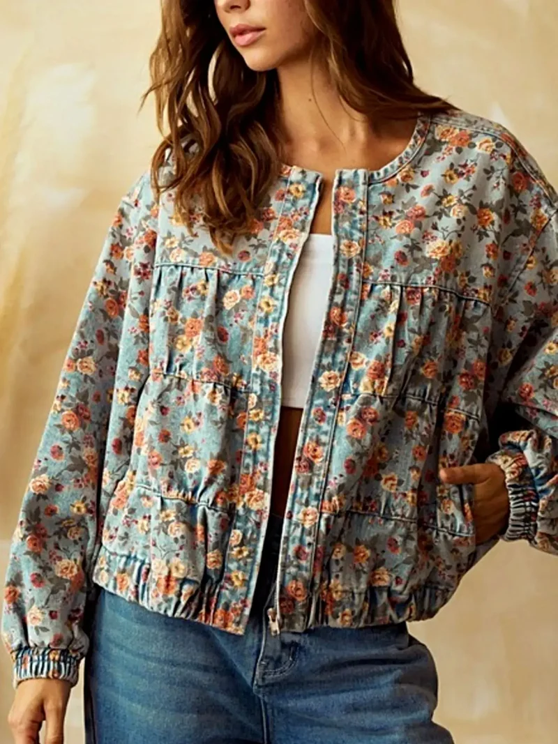 Spijkerjasje met bloemenprint - Kort model met rits en zakken voor een chique look