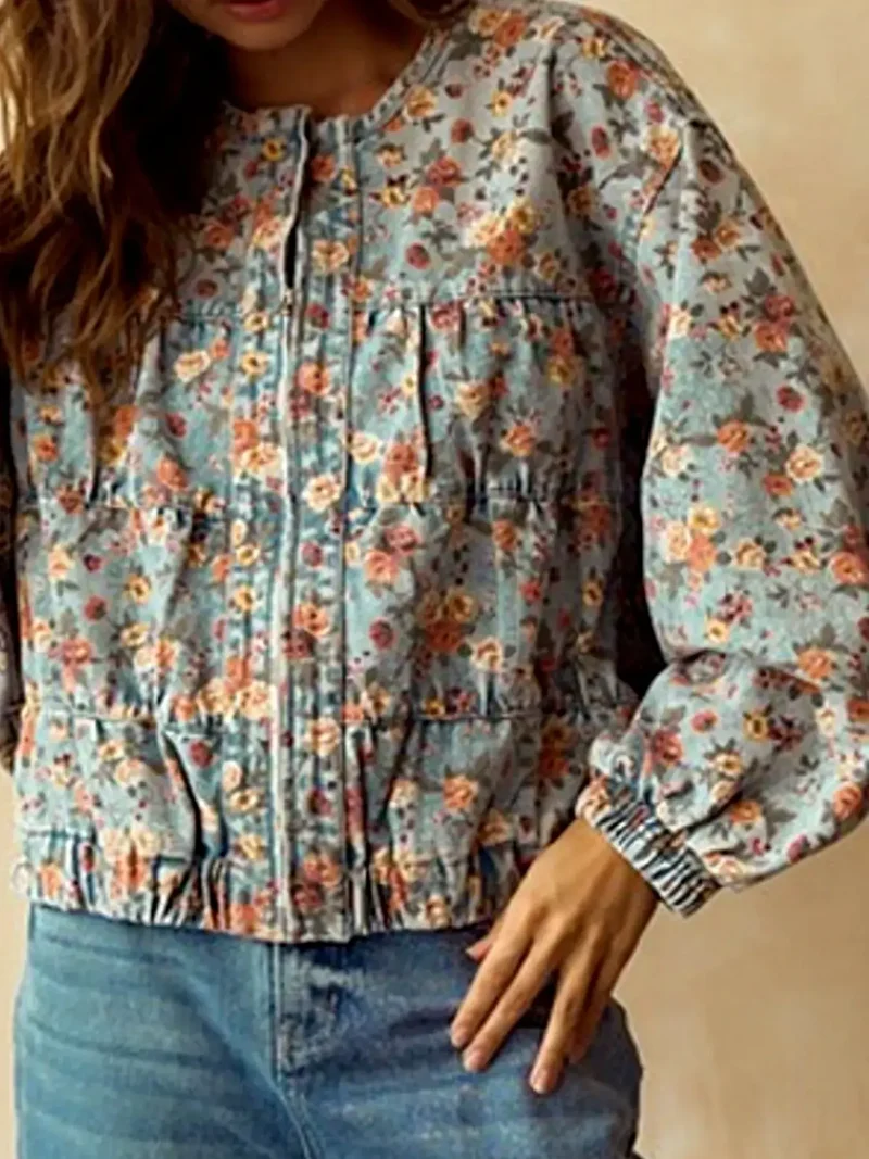 Spijkerjasje met bloemenprint - Kort model met rits en zakken voor een chique look