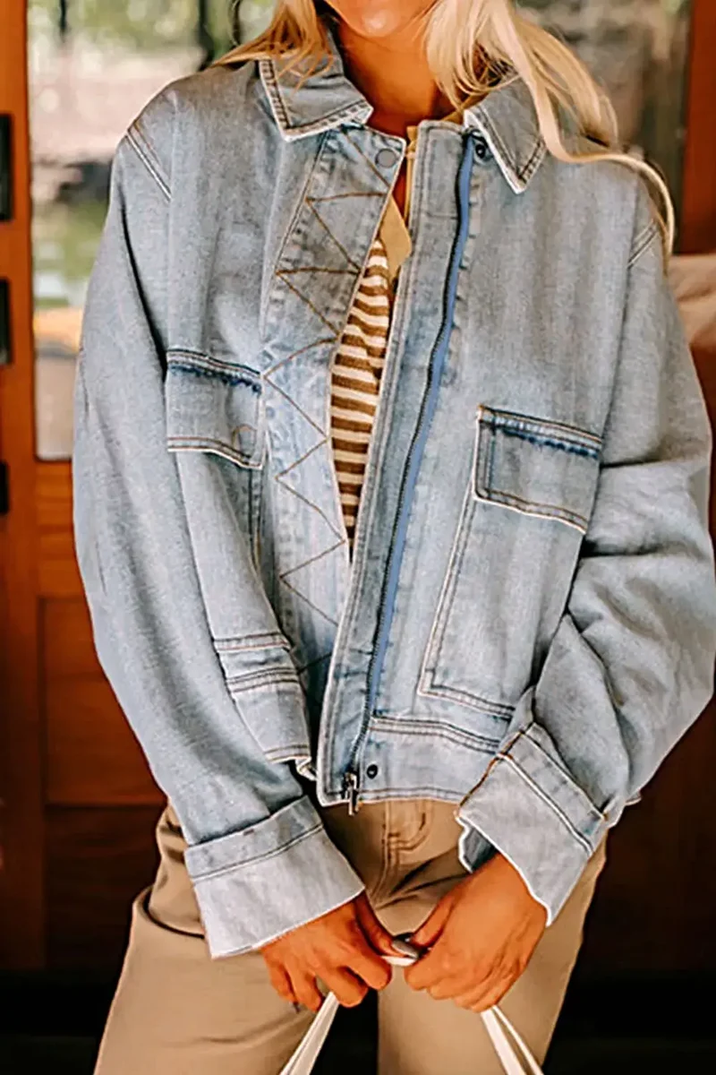 Stijlvol denimjack met verlaagde schouders (75% katoen) en zakken met knoopsluiting - een trendsettende mode-uiting.