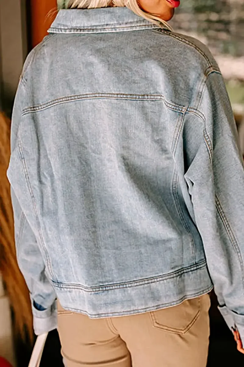 Stijlvol denimjack met verlaagde schouders (75% katoen) en zakken met knoopsluiting - een trendsettende mode-uiting.