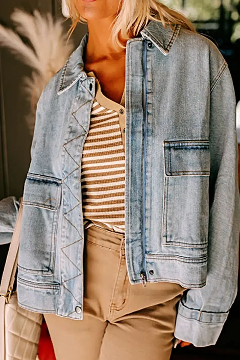 Stijlvol denimjack met verlaagde schouders (75% katoen) en zakken met knoopsluiting - een trendsettende mode-uiting.