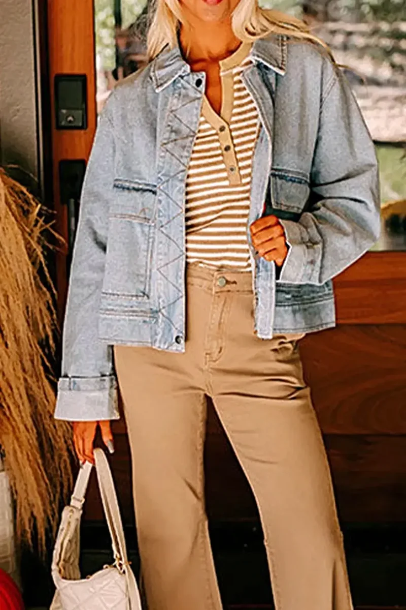 Stijlvol denimjack met verlaagde schouders (75% katoen) en zakken met knoopsluiting - een trendsettende mode-uiting.