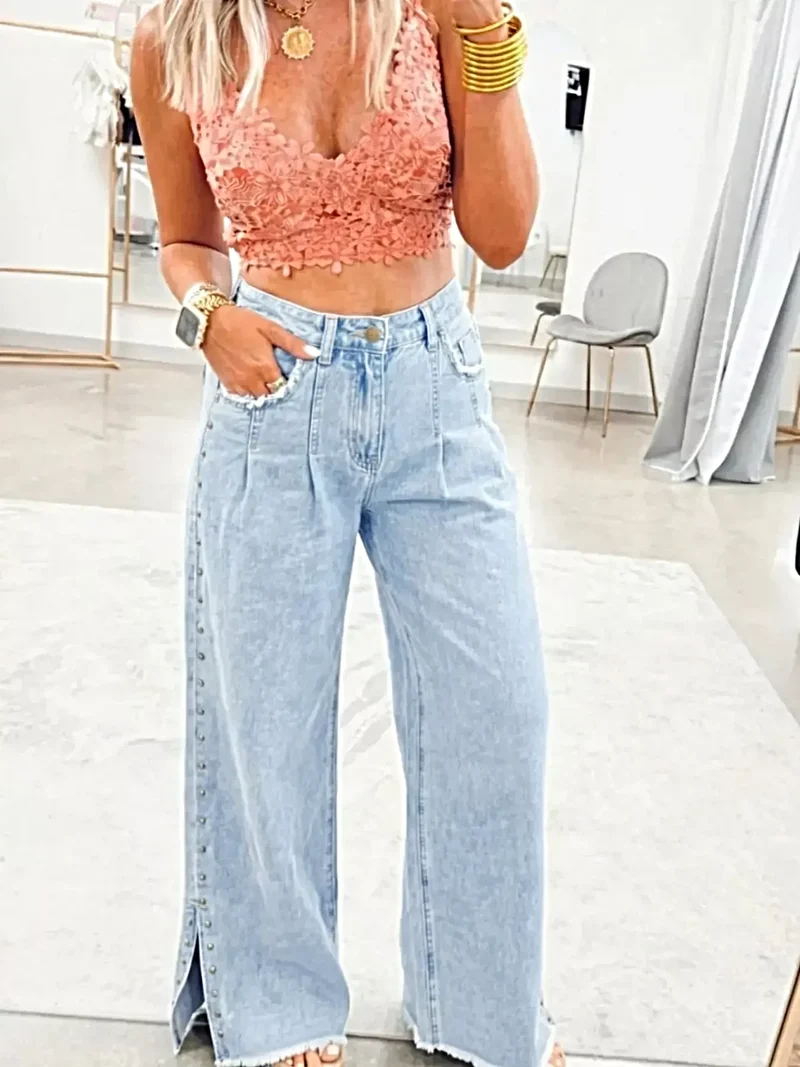 Luxe jeans met studs, zijsplitten, gerafelde zoom en wijde pijpen met zakken.