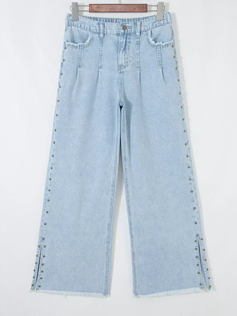 Luxe jeans met studs, zijsplitten, gerafelde zoom en wijde pijpen met zakken.