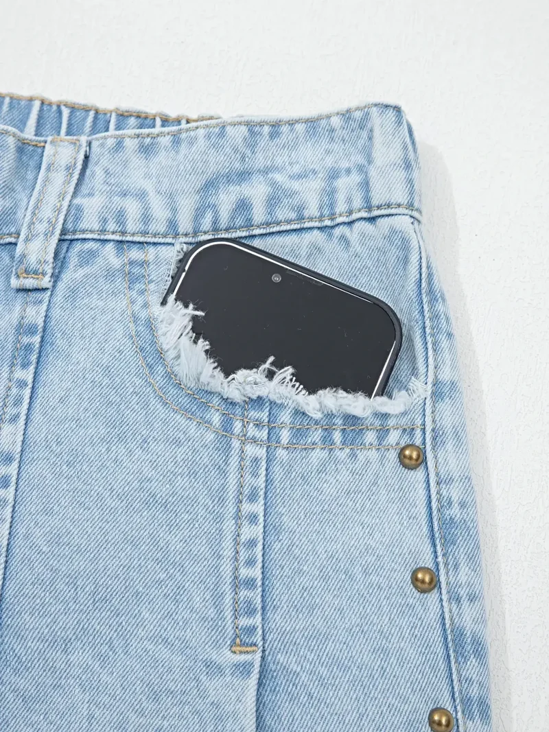 Luxe jeans met studs, zijsplitten, gerafelde zoom en wijde pijpen met zakken.