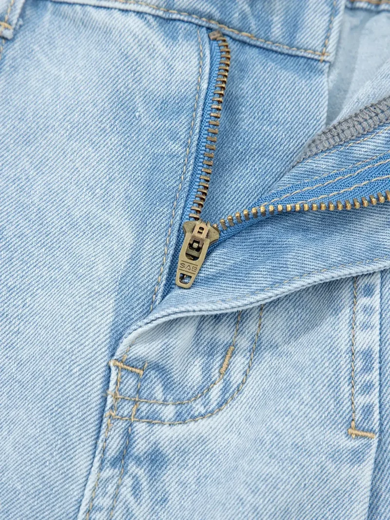 Luxe jeans met studs, zijsplitten, gerafelde zoom en wijde pijpen met zakken.