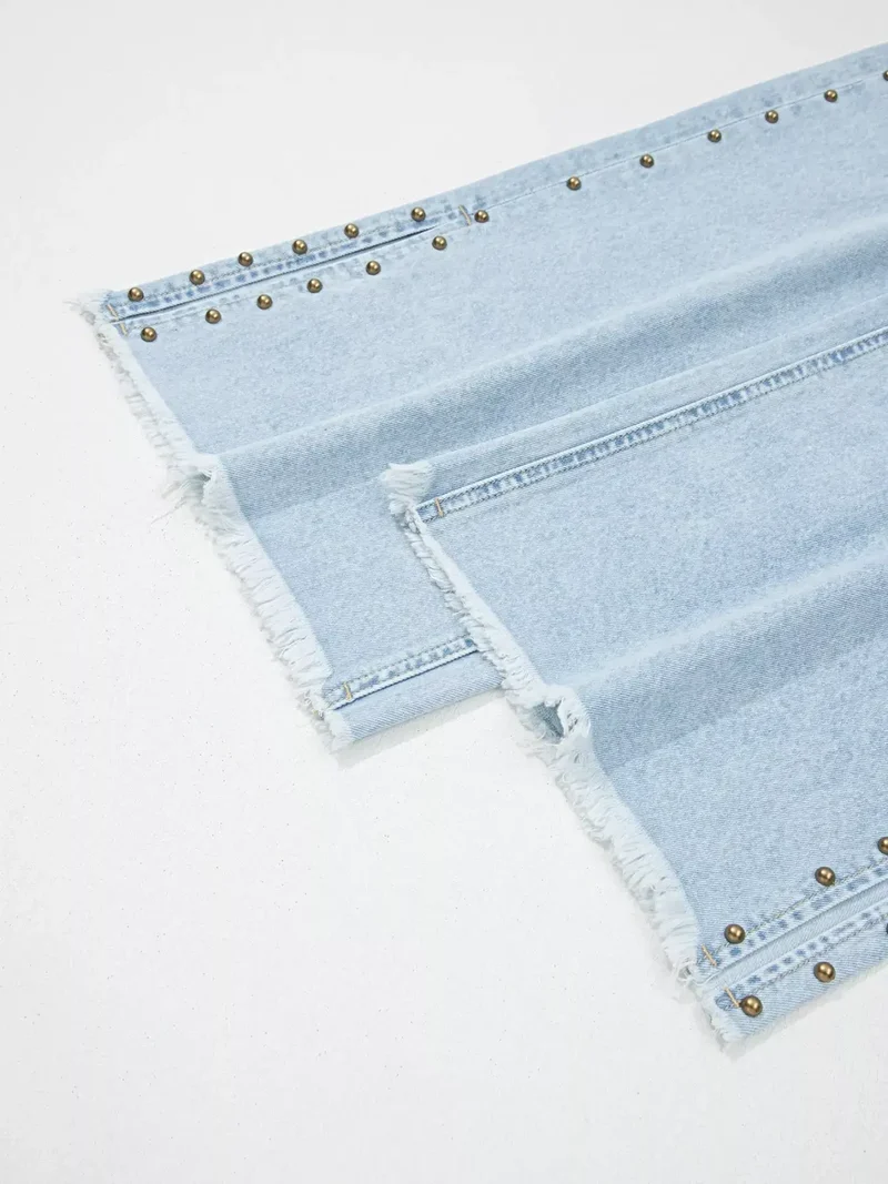 Luxe jeans met studs, zijsplitten, gerafelde zoom en wijde pijpen met zakken.