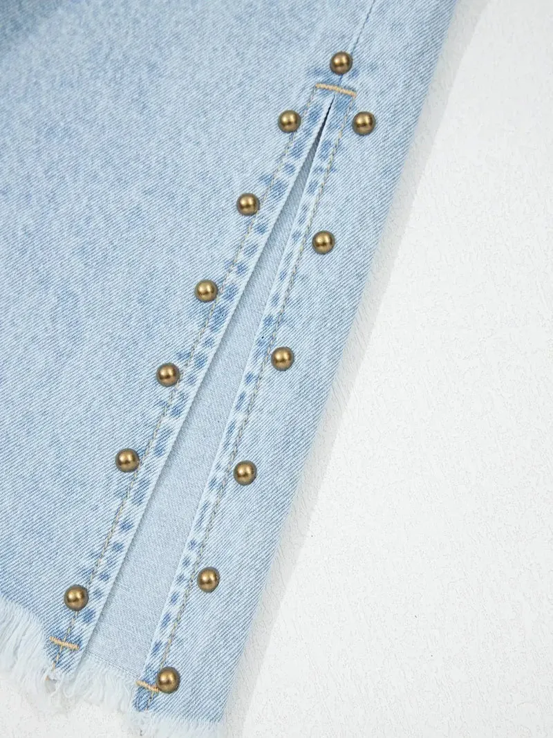 Luxe jeans met studs, zijsplitten, gerafelde zoom en wijde pijpen met zakken.