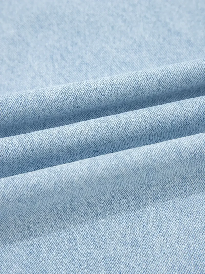 Luxe jeans met studs, zijsplitten, gerafelde zoom en wijde pijpen met zakken.