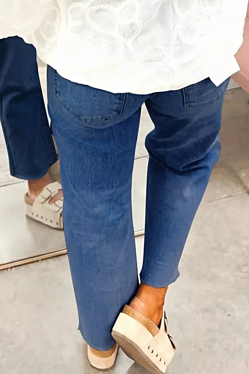 Luxe jeans met hoge taille, rechte pijpen, onafgewerkte zoom en zakken.