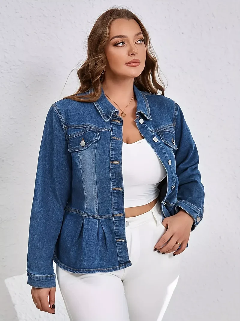 Luxe denimjas in grote maten met knoopsluiting aan de voorkant en peplum-design.