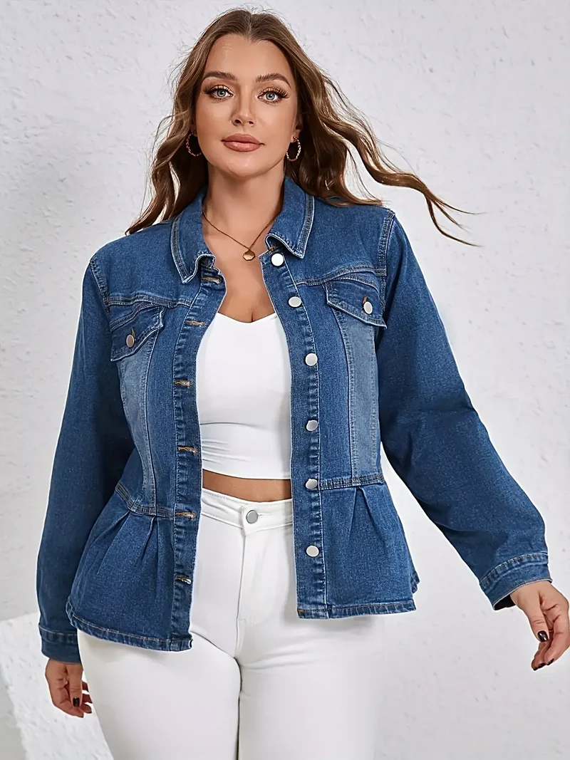 Luxe denimjas in grote maten met knoopsluiting aan de voorkant en peplum-design.
