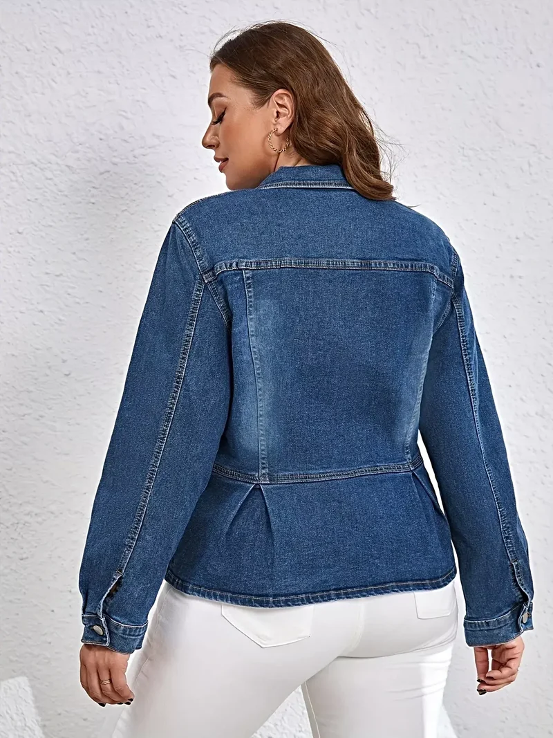 Luxe denimjas in grote maten met knoopsluiting aan de voorkant en peplum-design.