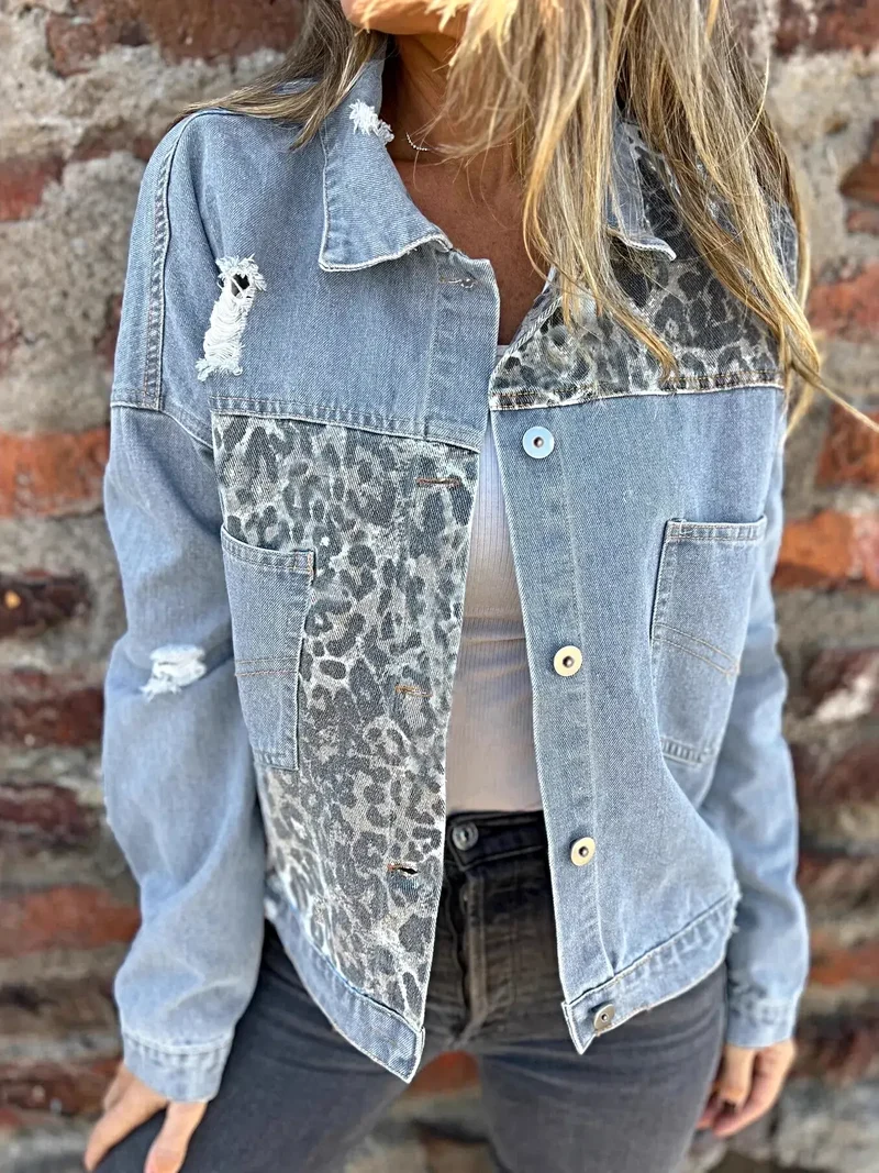 Damesjas met luipaardprint - Plus size, volledig doorknoopbaar, denim met zakken en een verwassen look.