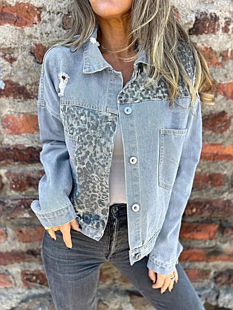 Damesjas met luipaardprint - Plus size, volledig doorknoopbaar, denim met zakken en een verwassen look.