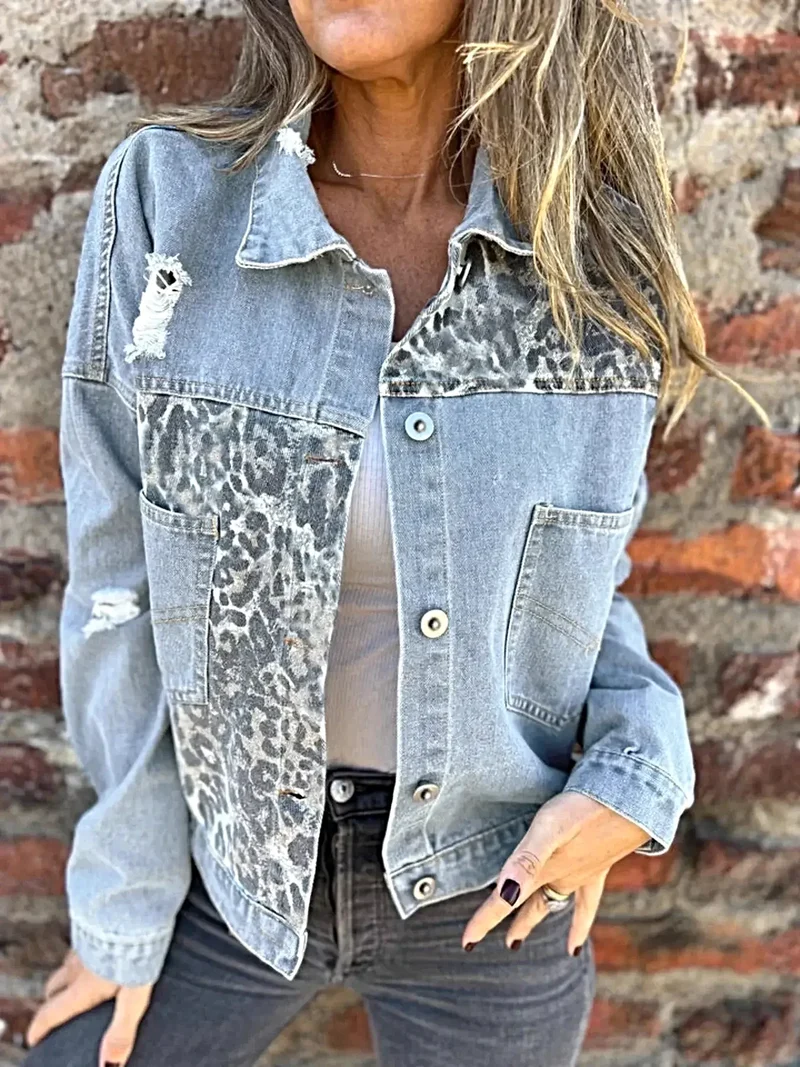 Damesjas met luipaardprint - Plus size, volledig doorknoopbaar, denim met zakken en een verwassen look.
