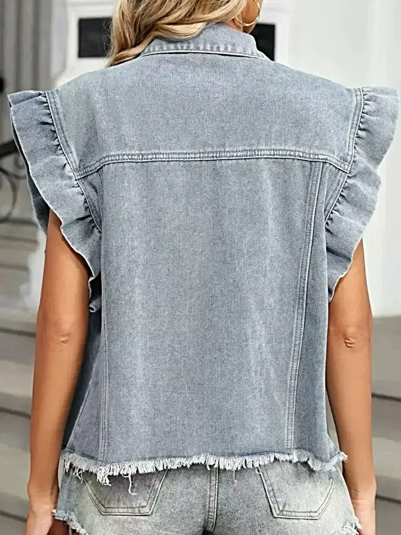Gerimpeld denimjack met onafgewerkte zoom, knoopsluiting en functionele zakken.