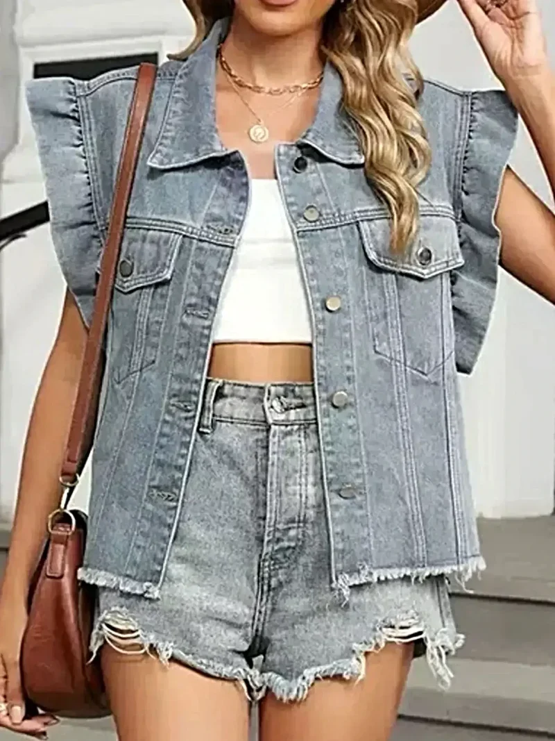 Gerimpeld denimjack met onafgewerkte zoom, knoopsluiting en functionele zakken.