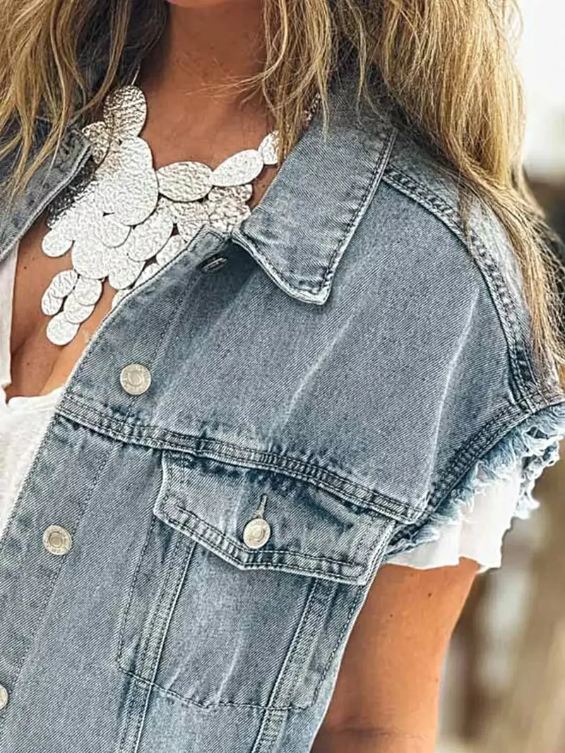 Stijlvol denim vest voor dames met klepzak en gerafelde details - comfortabele katoenmix