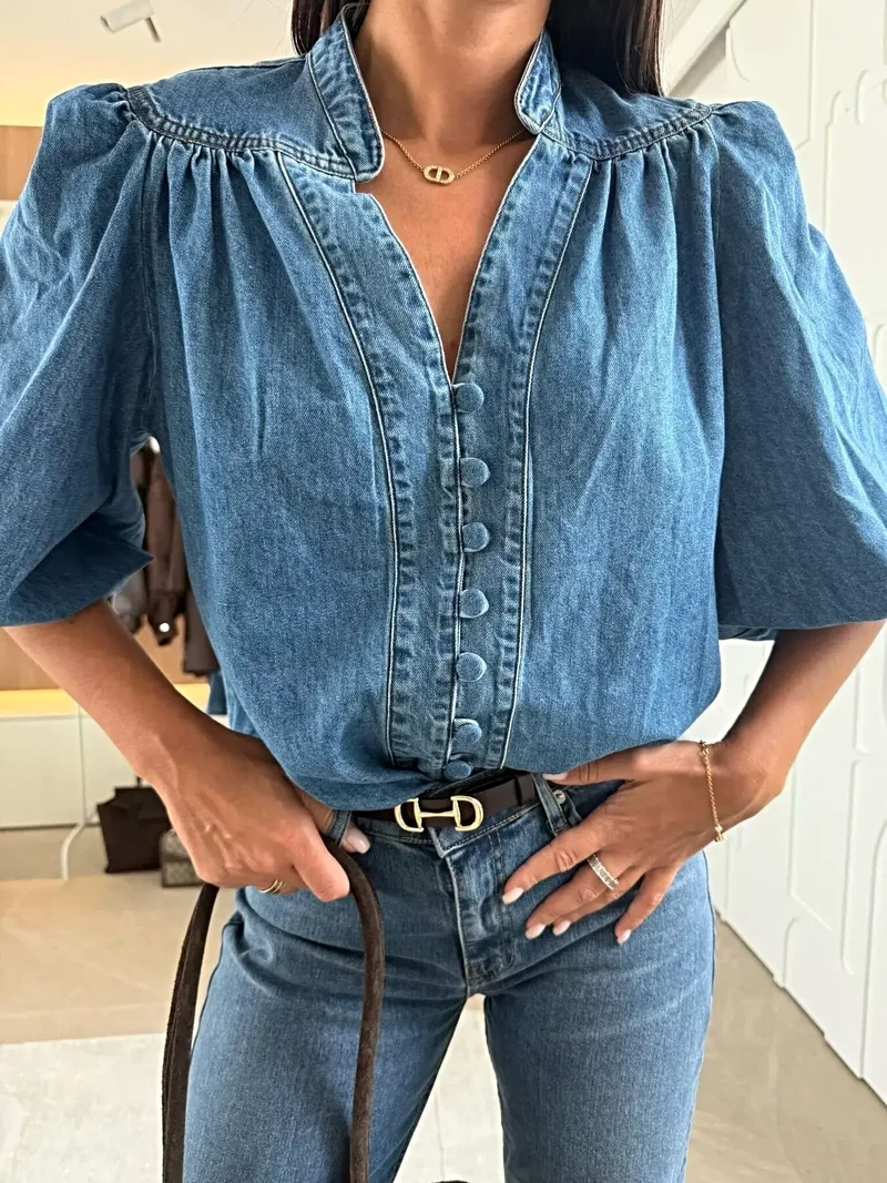 Luxe denim top met pofmouwen en knoopsluiting | 65% katoenmix voor extra comfort