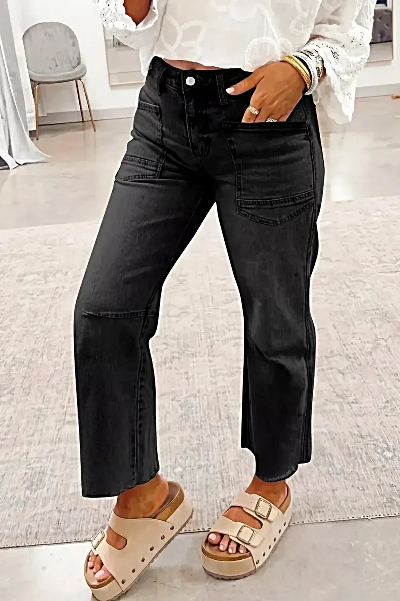 Stijlvolle, gerafelde, cropped, rechte jeans met zakken - moeiteloos chic voor elke gelegenheid.