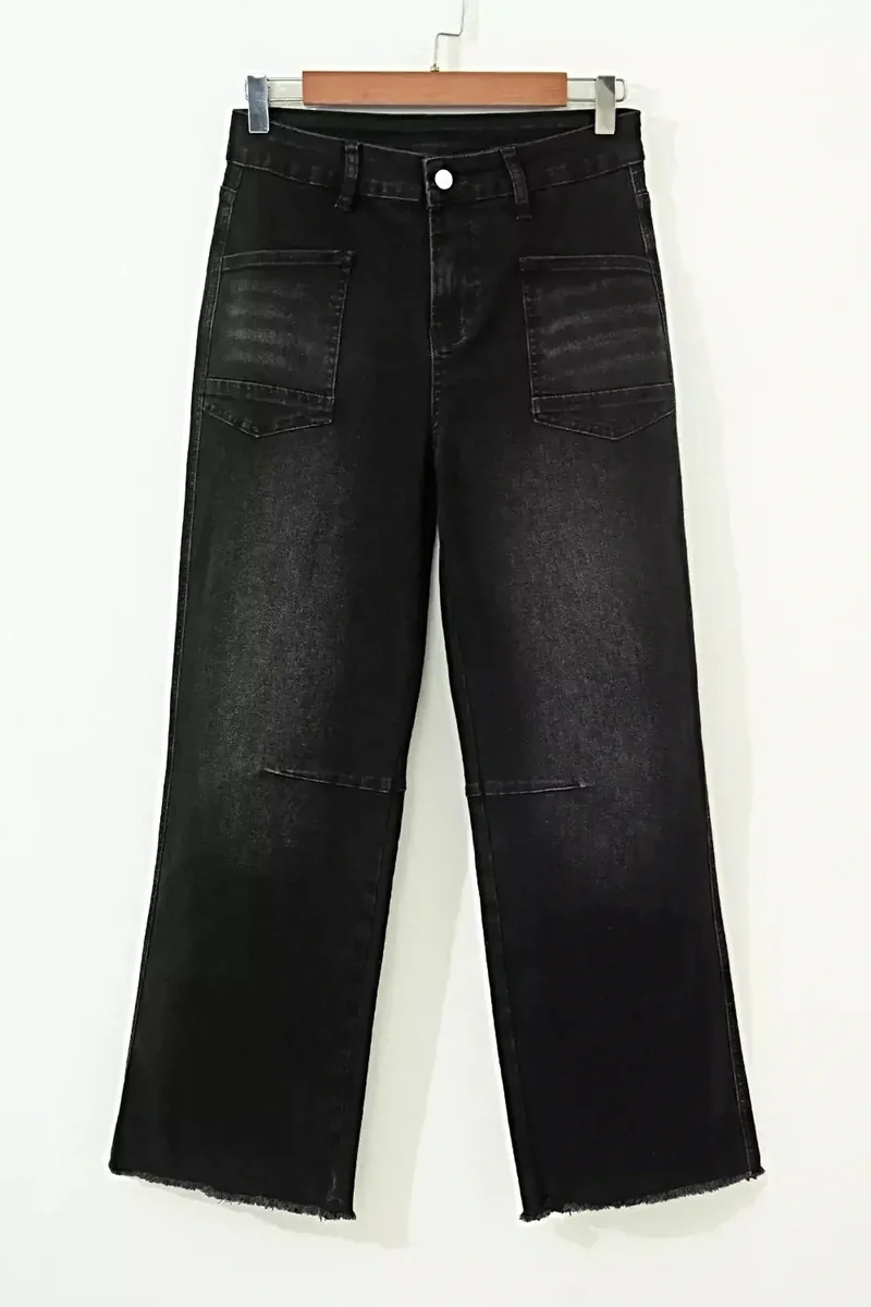 Stijlvolle, gerafelde, cropped, rechte jeans met zakken - moeiteloos chic voor elke gelegenheid.