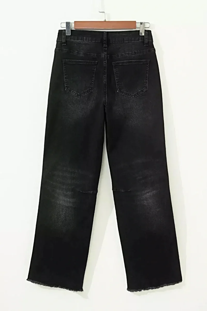 Stijlvolle, gerafelde, cropped, rechte jeans met zakken - moeiteloos chic voor elke gelegenheid.